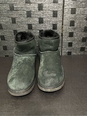Women’s UGG Boots in black size US 9 See pictures for Condition